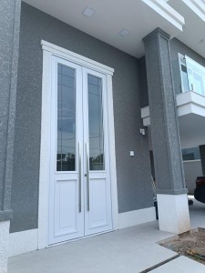 Porta em ACM Dupla Branca com vidros temperados.