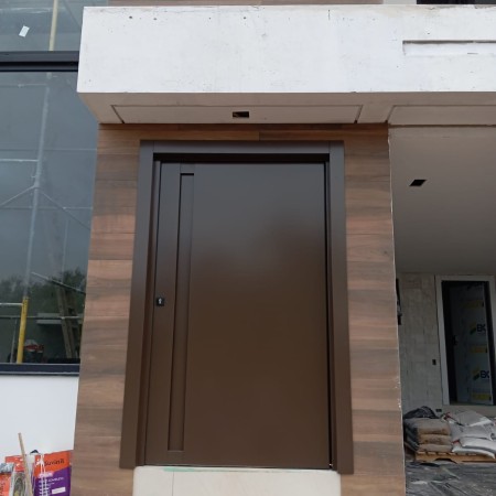 Porta em ACM com puxador cava
