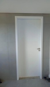 Porta Lisa Encabeçada Semi Sólida Acabada Branca 60/70/80x210