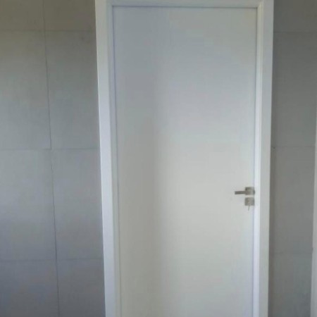 Porta Lisa Encabeçada Semi Sólida Acabada Branca 60/70/80x210