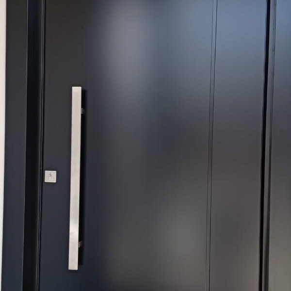 Puxador em aluminio em porta de ACM preta